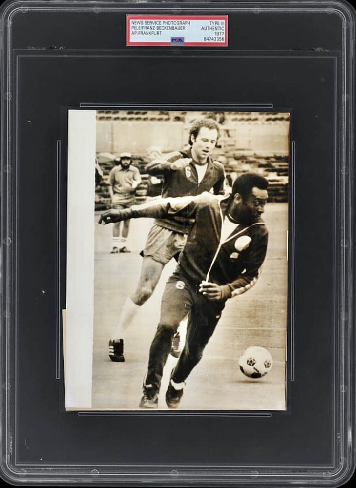 1977 PELE FRANZ BECKENBAUER PSA TYPE III 3 Photograph Brazil Germany News Photo