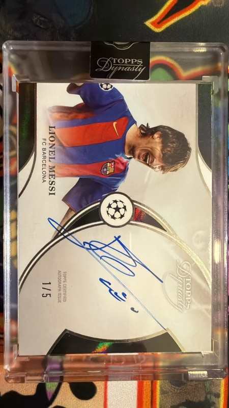 Lionel Messi 2024 Topps Dynasty UEFA UCC Debut Day Inscriptions AUTO Black 1/5 view 2