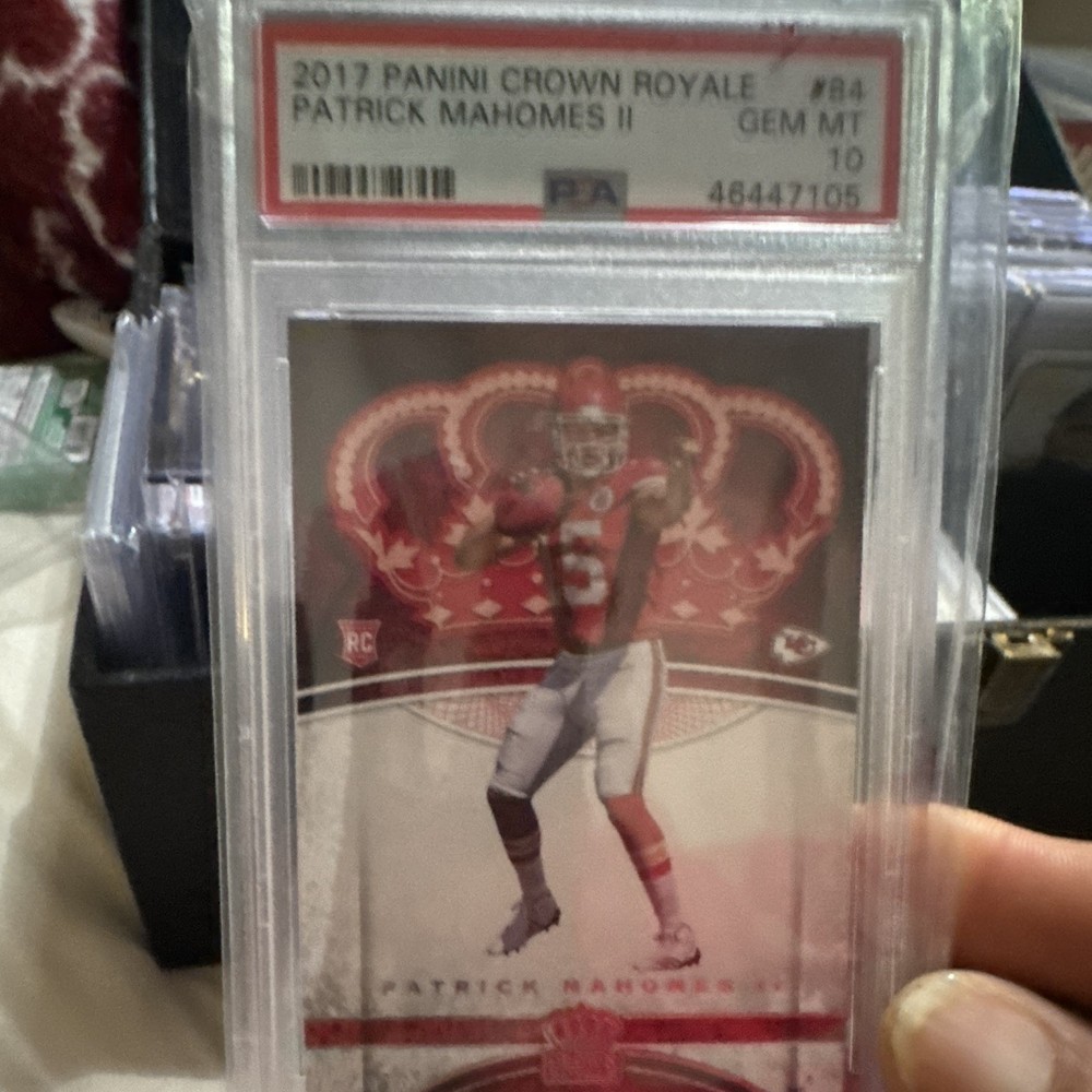 2017 Panini Crown Royale Rookies Patrick Mahomes II RC #84 PSA 10 Chiefs