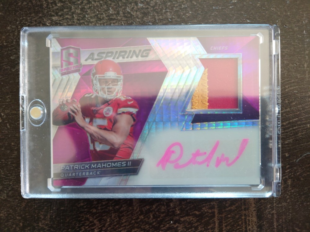  2017 Panini Spectra Patrick Mahomes RC Auto Neon Pink  SSP/15