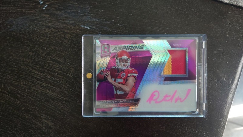  2017 Panini Spectra Patrick Mahomes RC Auto Neon Pink  SSP/15 view 2