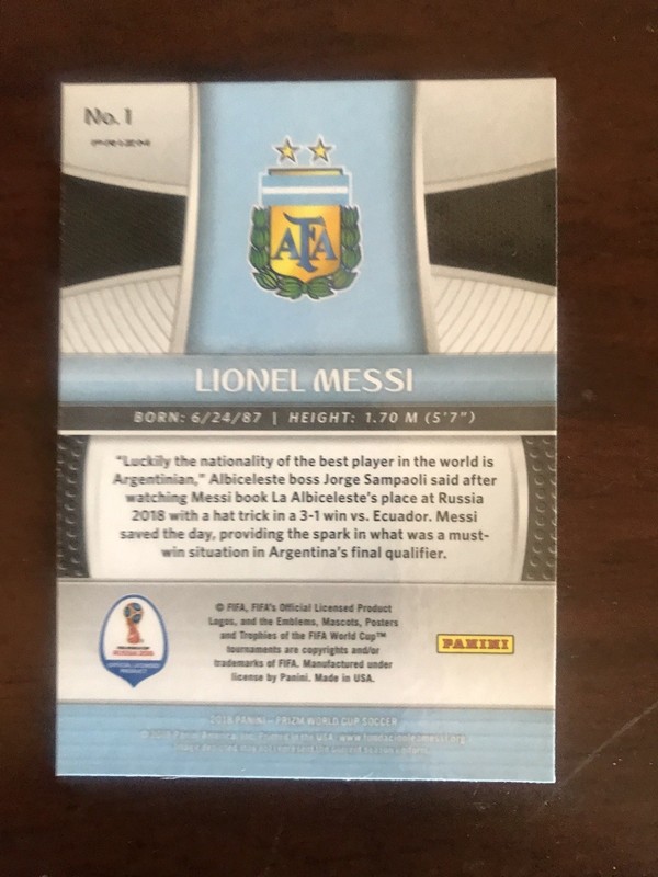 2018 Panini Prizm Lionel Messi Red White Blue view 2