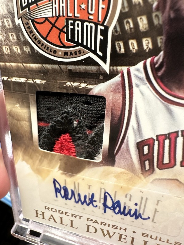 2013 Panini Intrigue Dwellers Robert Parish Game Used Logo Patch Prime Auto /10 view 2