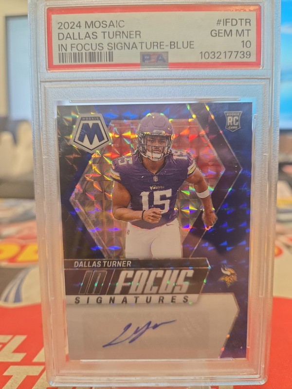 2024 Mosaic Football Dallas Turner /99 Rookie In Focus Auto Blue Psa 10 JC