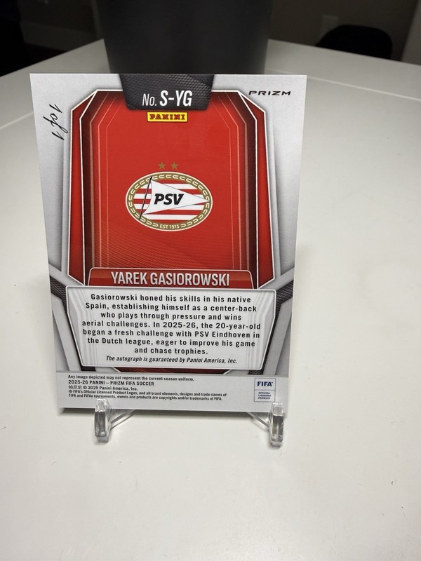 YAREK GASIOROWSKI 2025-26 PANINI PRIZM FIFA #18 SIGNATURES AUTO BLACK 1/1 view 2