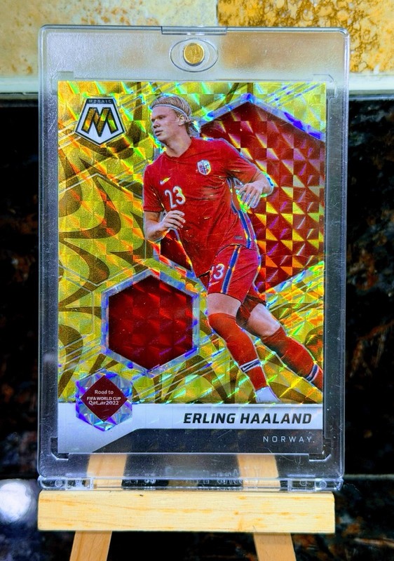 Erling Haaland 2021-22 Mosaic FIFA World Cup Gold Reactive Prizm