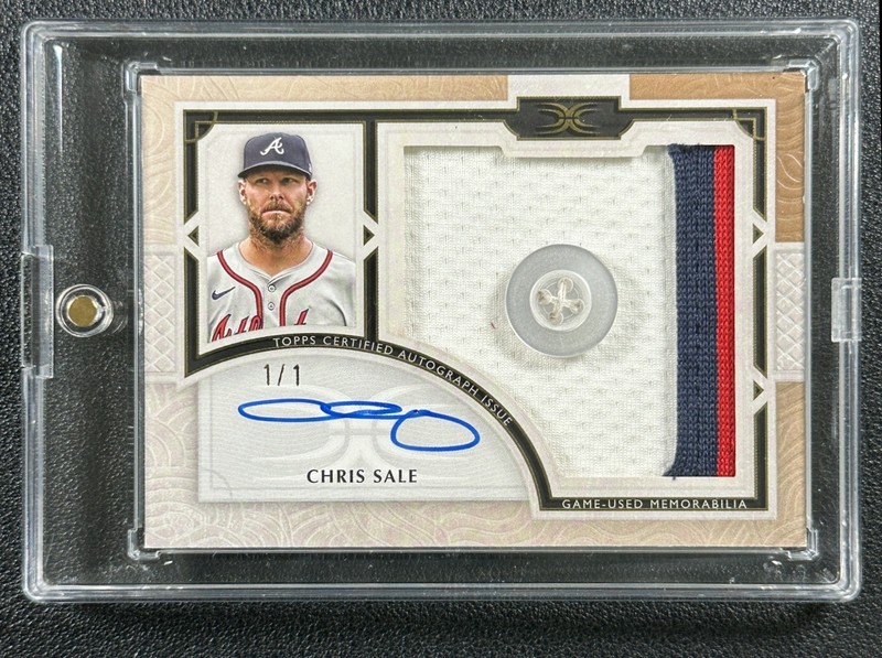 CHRIS SALE 2025 TOPPS DEFINITIVE #ARC-CSA GAME-USED BUTTON PATCH AUTO GOLD 1/1