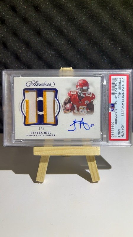2018 Panini Flawless - Tyreek Hill 3/3 Dual Patch Auto Sapphire - PSA 9(On Card)