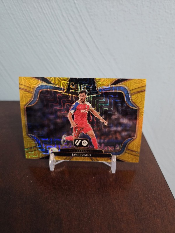 2026 Select La Liga Javi Puado Gold Mojo Field Level Prizm 1/10 - RCD ESPANYOL