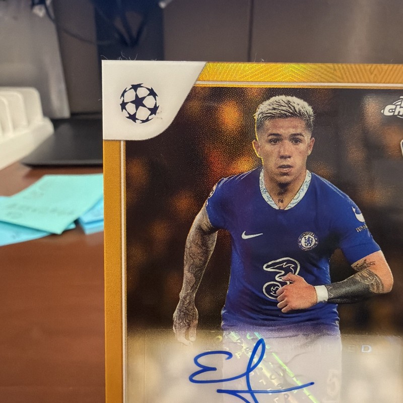 🤩22-23 Topps Chrome UEFA Enzo Fernandez AUTO True GOLD REFRACTOR RC SP /50🔥 view 2