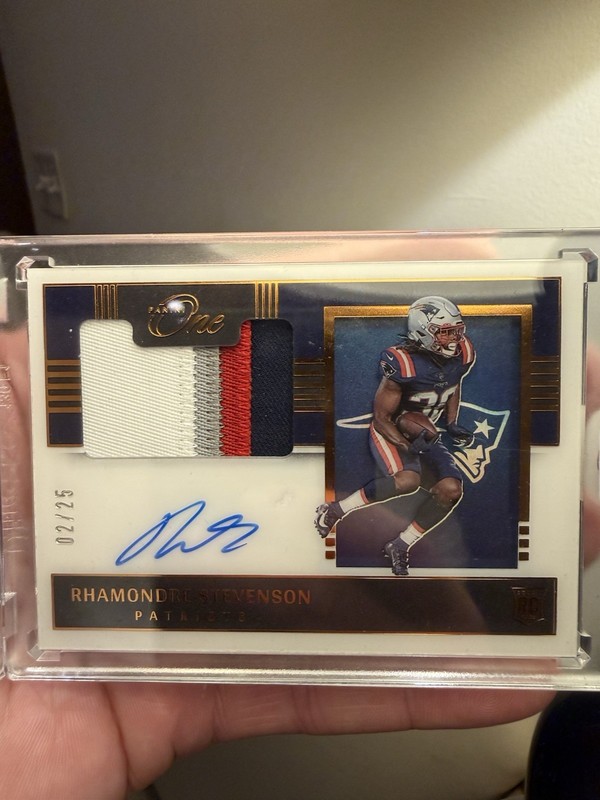 2021 Panini One Rookie Patch Autographs Rhamondre Stevenson #138 Gold /25 view 2