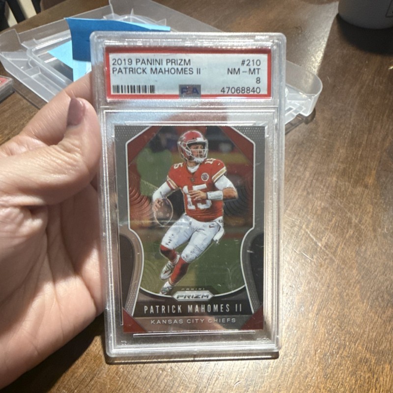 Panini Prizm 2019 Patrick Mahomes II #210 Chiefs PSA 8 Football Card