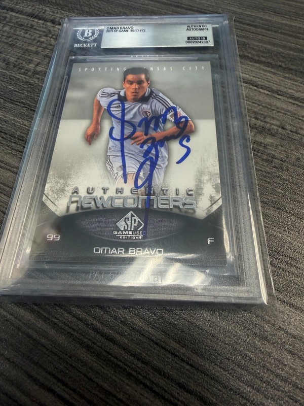 2011 SP GAME USED MLS - OMAR BRAVO - SIGNED BECKETT AUTHENTIC AUTO 10 CHIVAS
