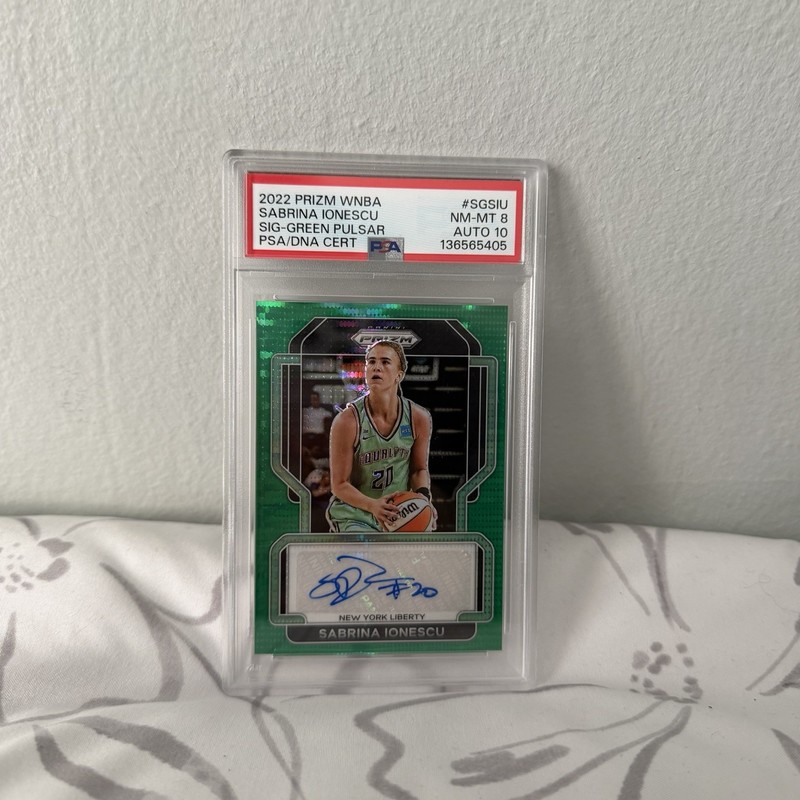 2022 Panini Prizm WNBA Sabrina Ionescu Signatures Green Pulsar /25 PSA 8 Auto 10
