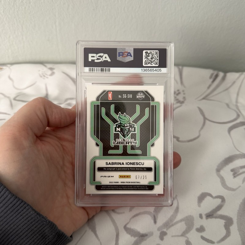 2022 Panini Prizm WNBA Sabrina Ionescu Signatures Green Pulsar /25 PSA 8 Auto 10 view 2