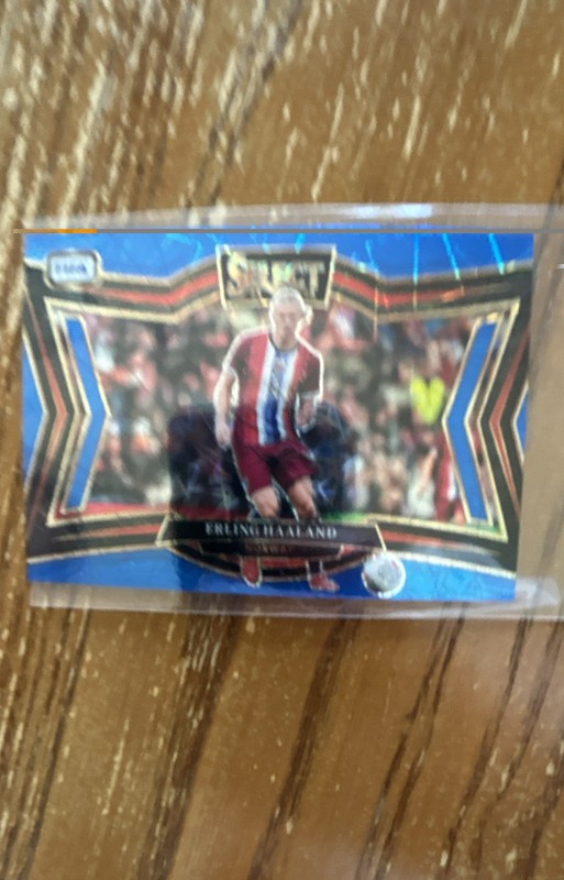 2024-25 Panini Select Fifa - Field Level Erling Haaland #215 Blue Lazer Prizm