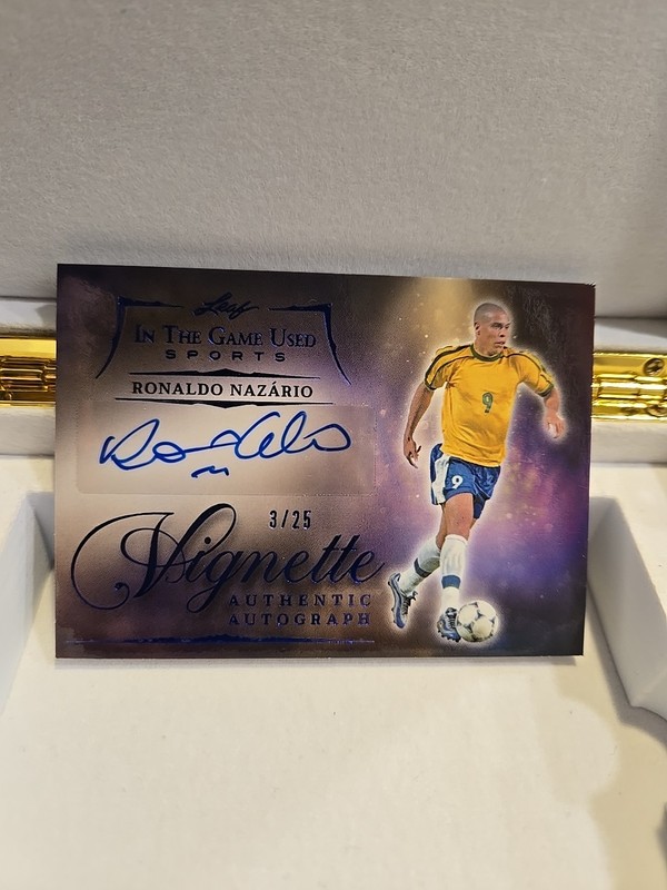 2025 Leaf In The Game Used Ronaldo Nazario Vignette Auto Blue Ink 3/25 view 2