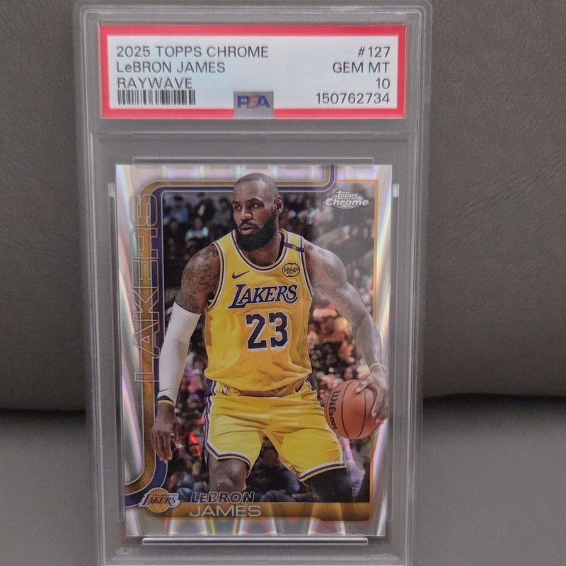 Topps Chrome 2025-26 LeBron James #127 RayWave Refractor PSA 10 Lakers