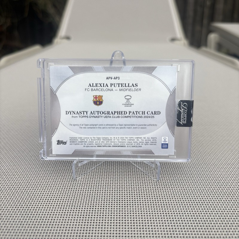 ALEXIA PUTELLAS 2024-25 TOPPS DYNASTY UCC PATCH AUTO BARCA BLACK 1/5 view 2