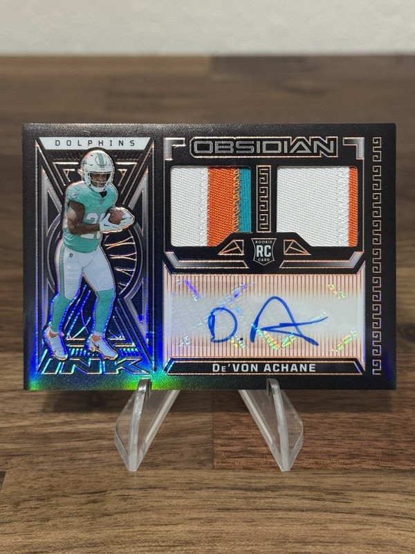 De’von Achane Rookie Patch Auto RPA /49 2023 Obsidian Ink RC Dolphins Football