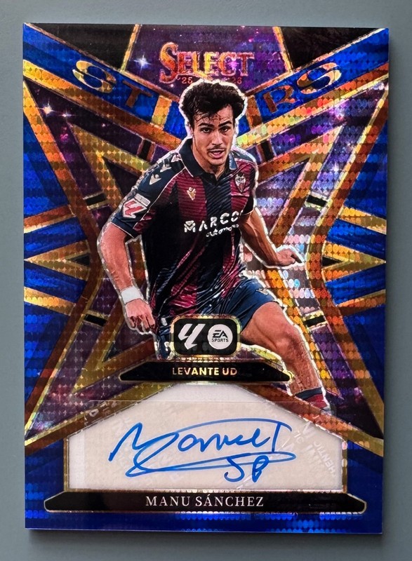2025-26 Panini Select La Liga #ST-MS Manu Sanchez Auto Blue Pulsar Prizm