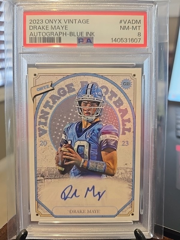 DRAKE MAYE 2023 ONYX VINTAGE FOOTBALL ON CARD ROOKIE Blue AUTO PSA 8 RC