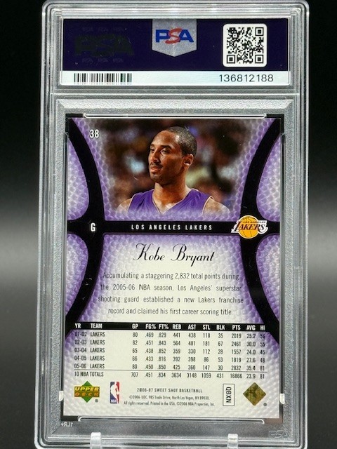 KOBE BRYANT 2006 Upper Deck SWEET SHOT #38 GOLD /199 PSA 8 view 2