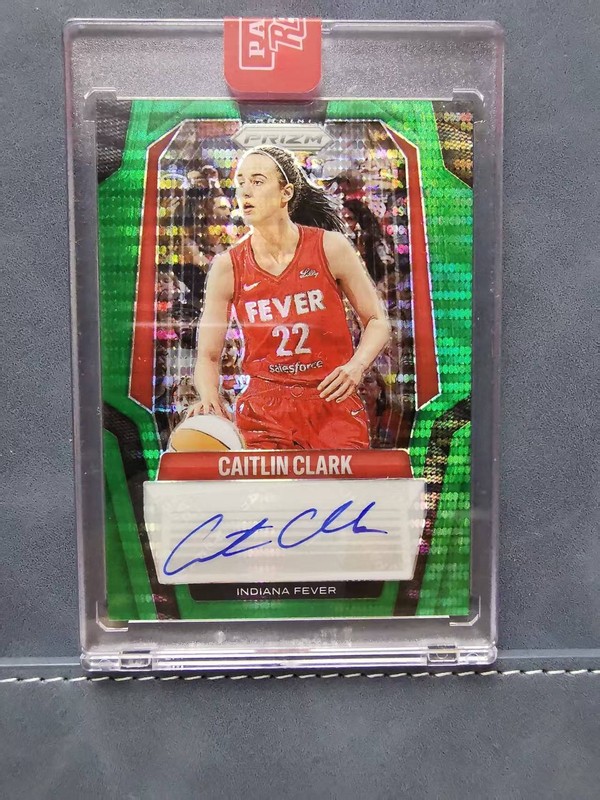 Caitlin Clark 2025 WNBA Panini Prizm Signatures Green Pulsar /25 Auto Sealed