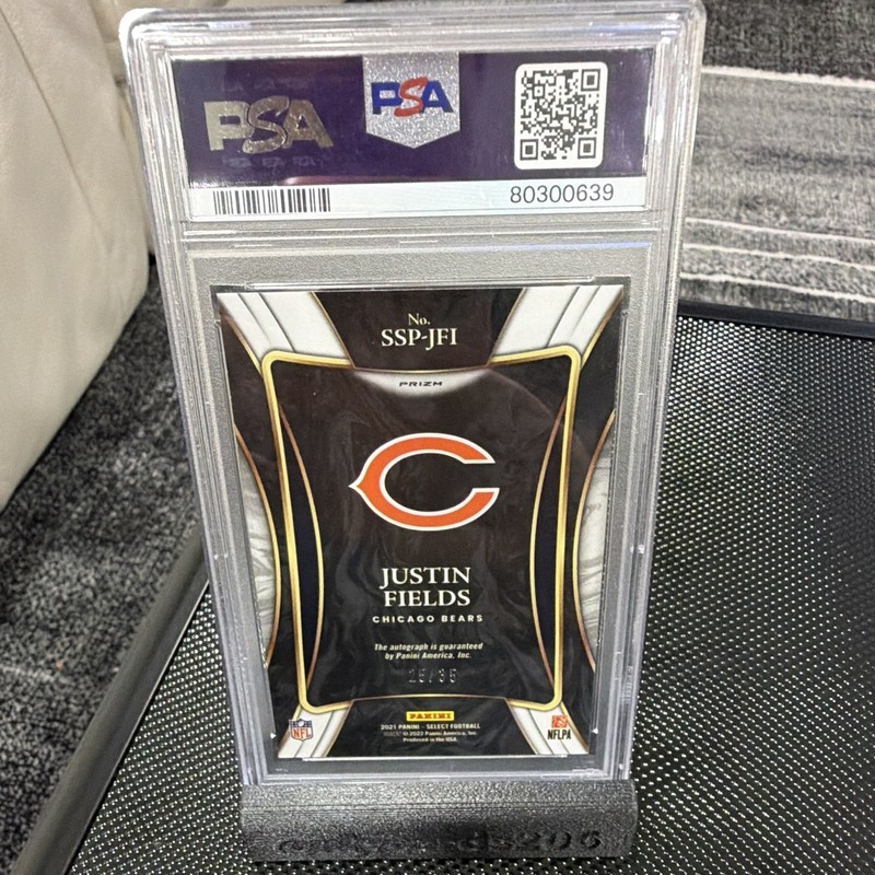 Panini 2021 Select Justin Fields Select Signatures RC Auto Red /35 view 2