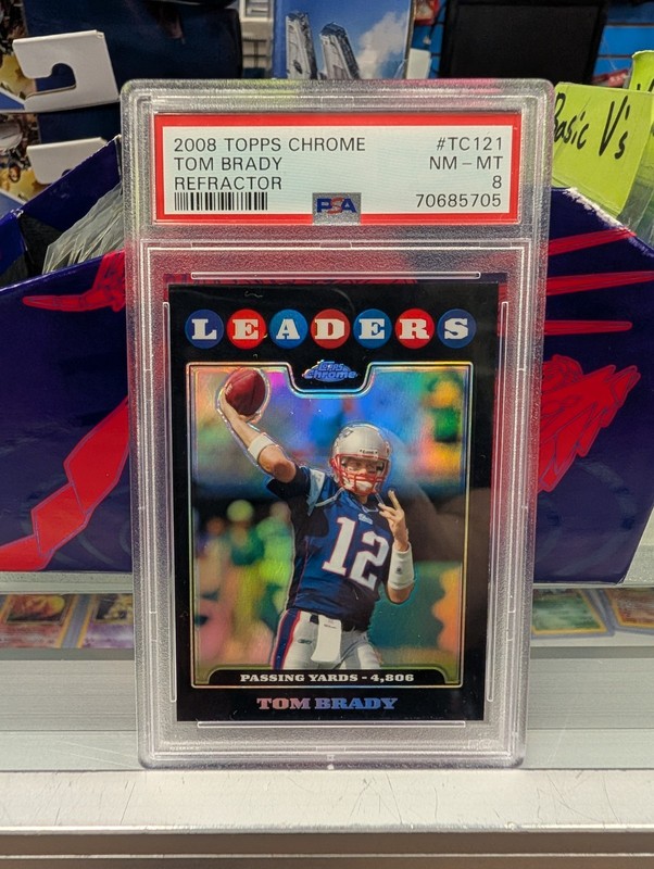 TOM BRADY 2008 Topps Chrome Football #TC121 REFRACTOR LEADERS PSA 8