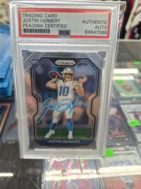 (HIT OR MISS) (CHASE) Rookie Justin Herbert #325 Silver Prizm Autographs