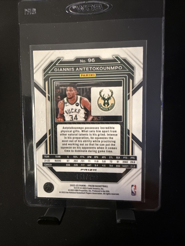 2022-23 Panini Prizm - Giannis Antetokounmpo #96 Red Prizm /299 view 2